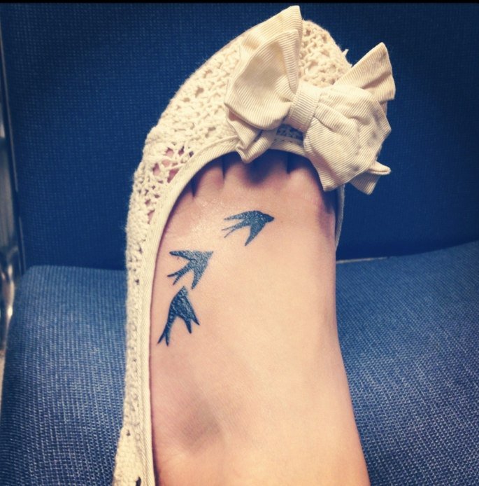 tatouage oiseau sur le pied