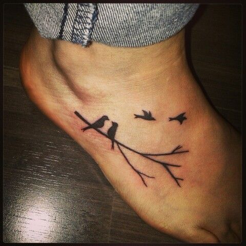 tatouage oiseau sur le pied