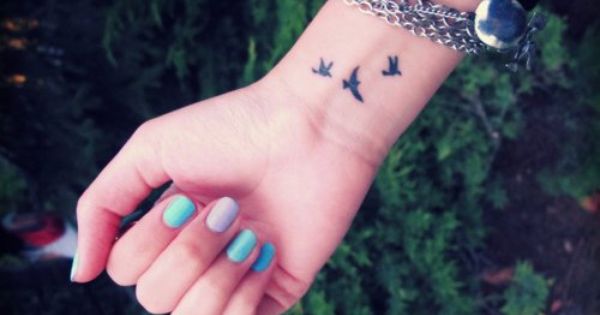 tatouage oiseau sur le poignet