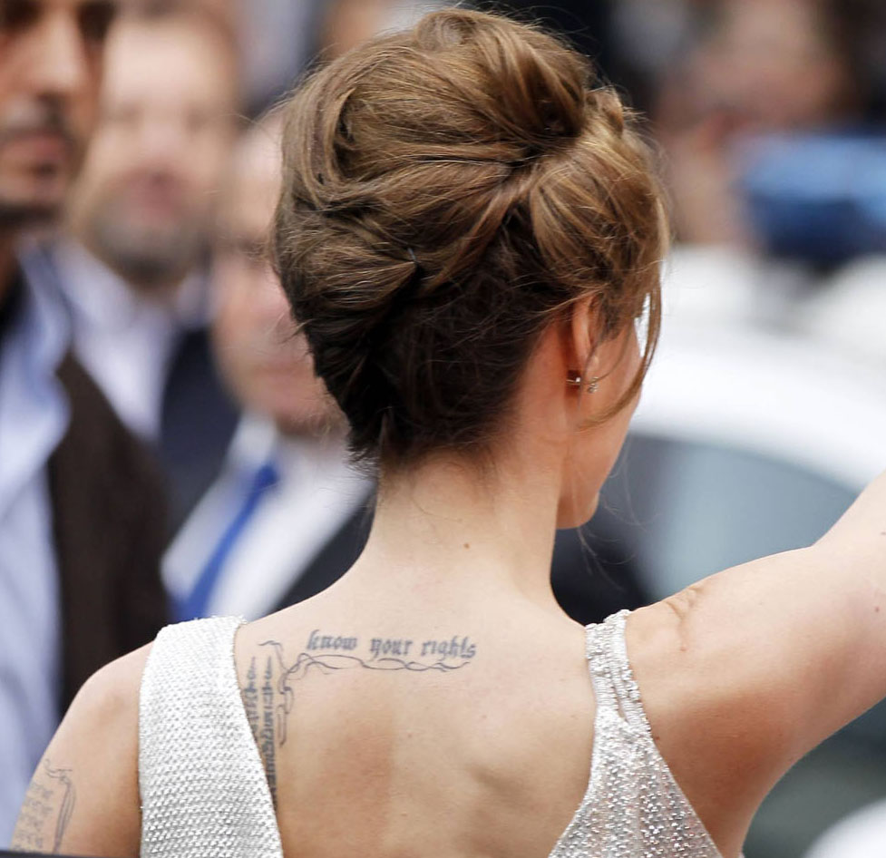 tatouage omoplate angelina jolie