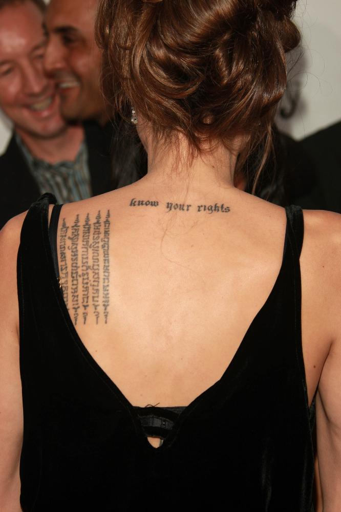 tatouage omoplate angelina jolie