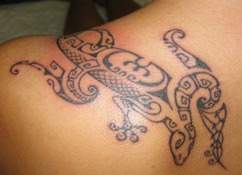 tatouage omoplate bretelle
