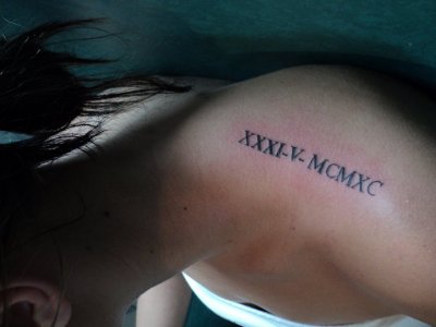 tatouage omoplate chiffre romain