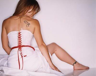 tatouage omoplate discret
