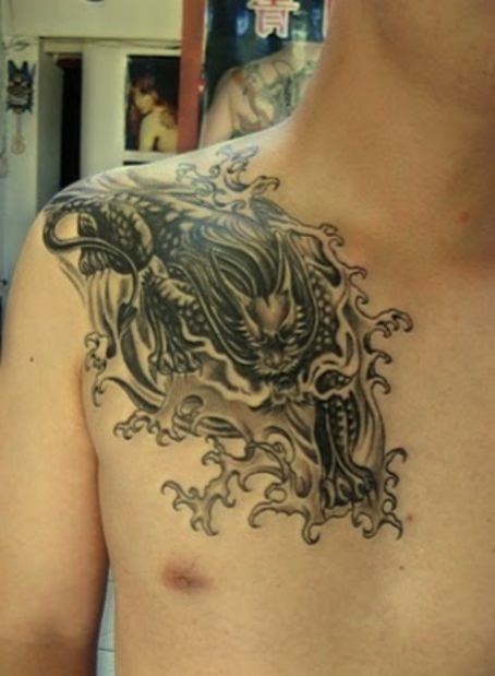 tatouage omoplate dragon