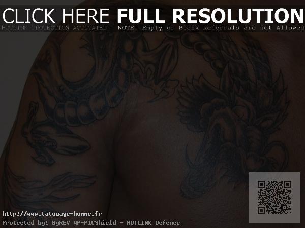 tatouage omoplate dragon