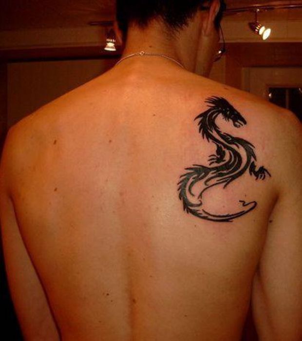 tatouage omoplate dragon