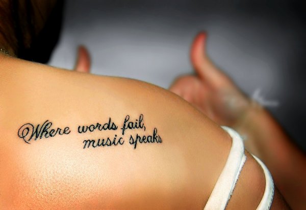 tatouage omoplate ecriture