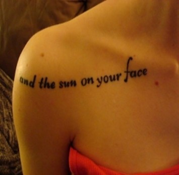 tatouage omoplate ecriture