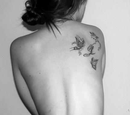 tatouage omoplate ecriture
