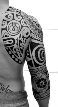 tatouage omoplate et bras