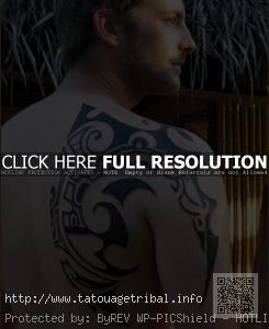 tatouage omoplate et bras