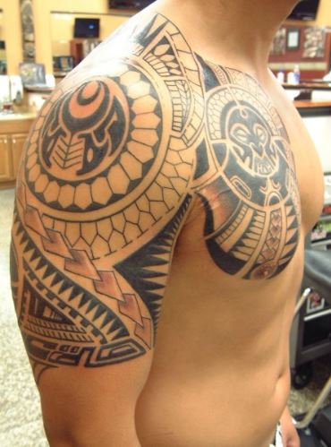 tatouage omoplate et bras