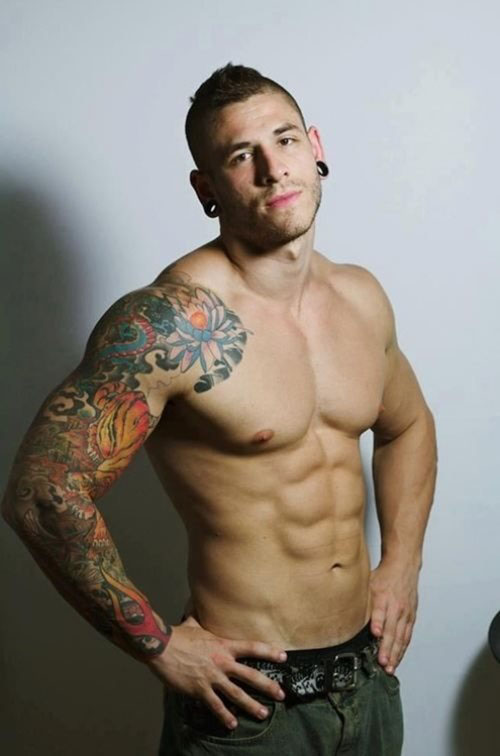 tatouage omoplate et bras