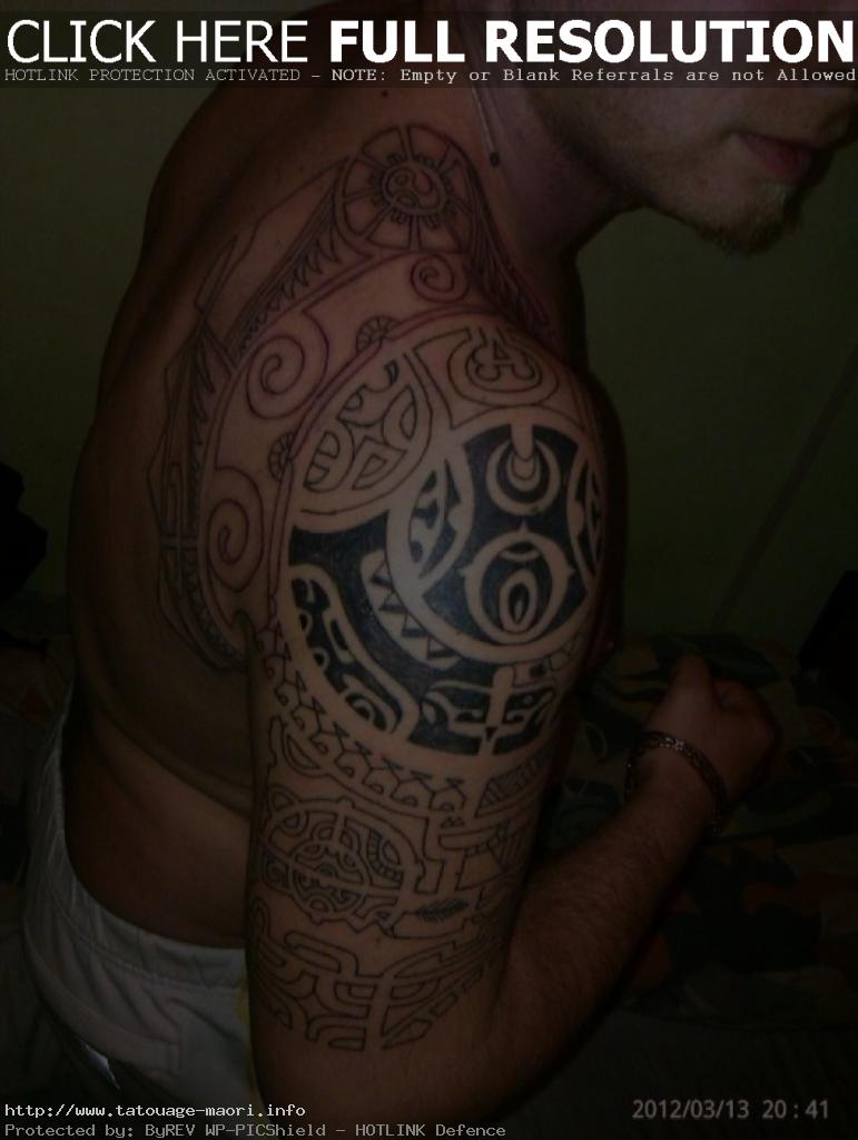 tatouage omoplate et bras