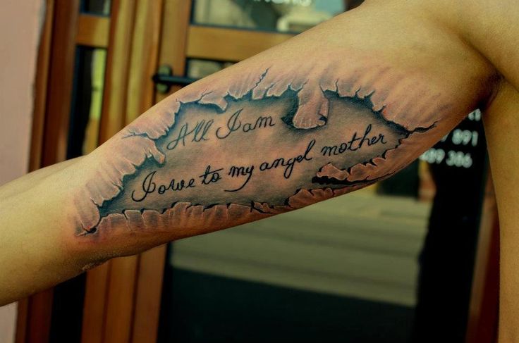 tatouage omoplate et soutien gorge