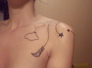 tatouage omoplate femme discret