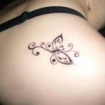 tatouage omoplate femme discret