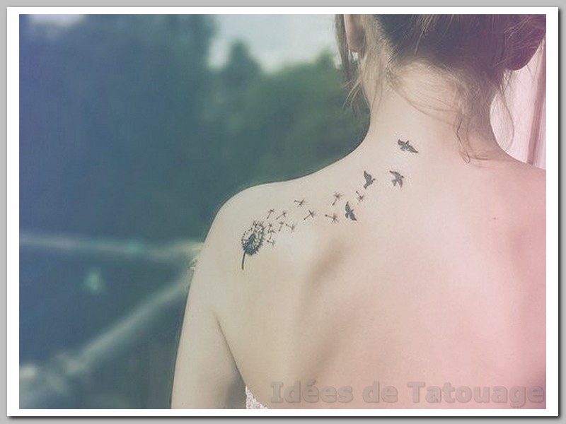 tatouage omoplate femme discret