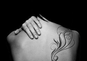 tatouage omoplate femme discret