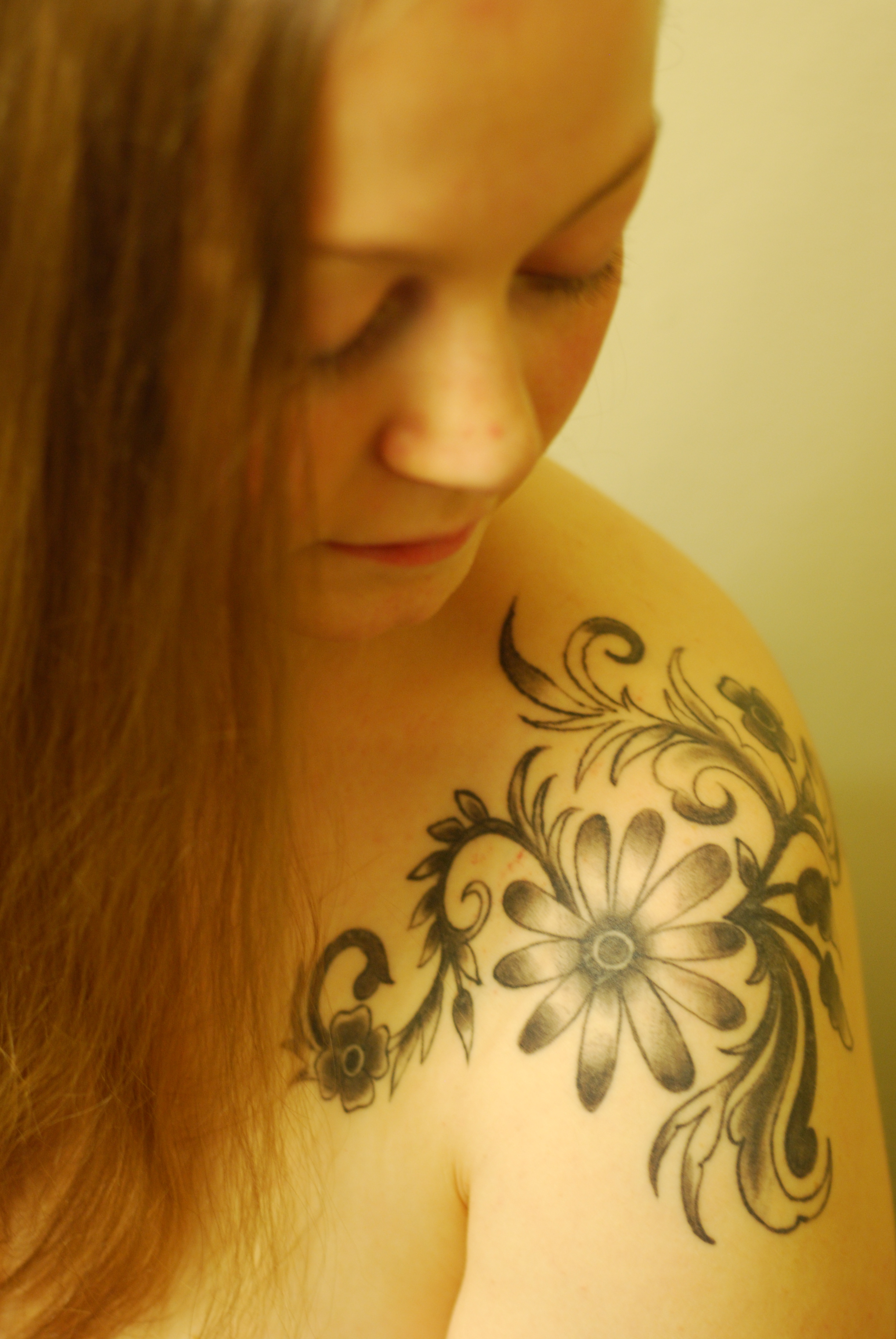 tatouage omoplate femme fleur