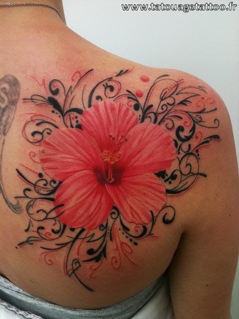 tatouage omoplate femme fleur