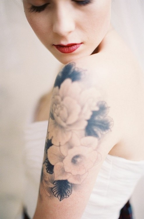 tatouage omoplate femme fleur