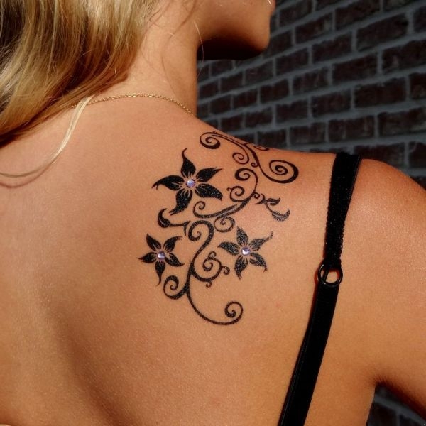 tatouage omoplate femme fleur