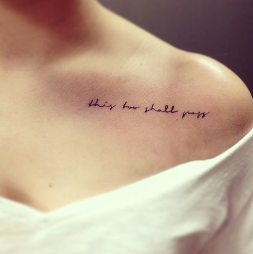 tatouage omoplate femme phrase