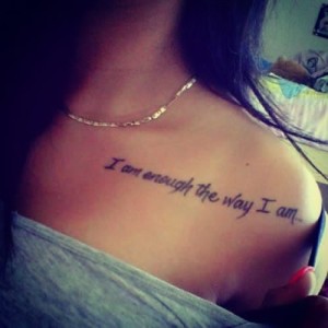tatouage omoplate femme phrase