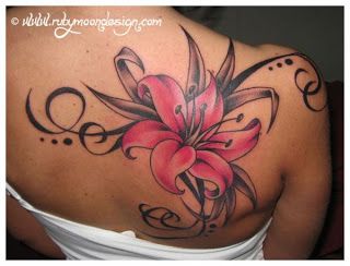 tatouage omoplate fleur de lys