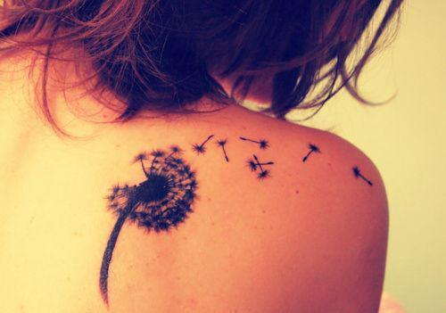 tatouage omoplate plume