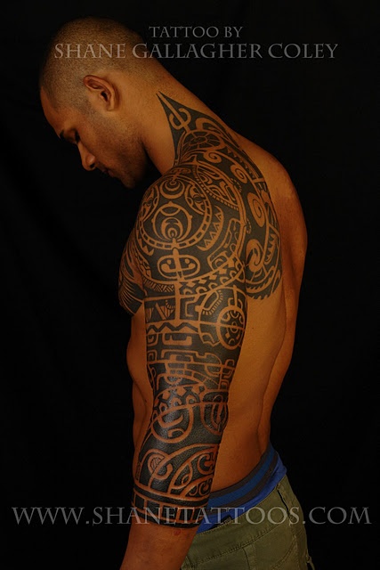 tatouage omoplate polynésien