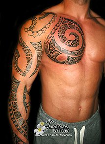 tatouage omoplate polynésien