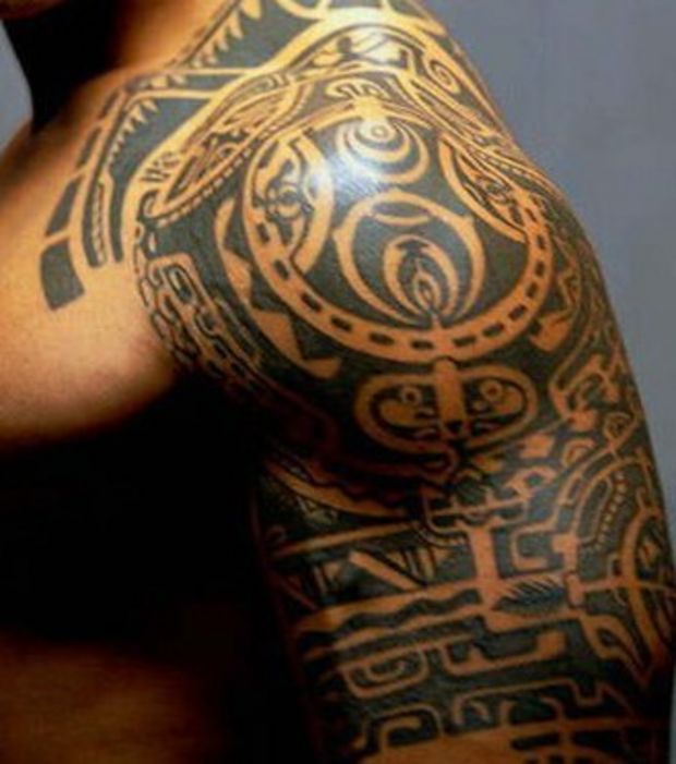 tatouage omoplate polynésien