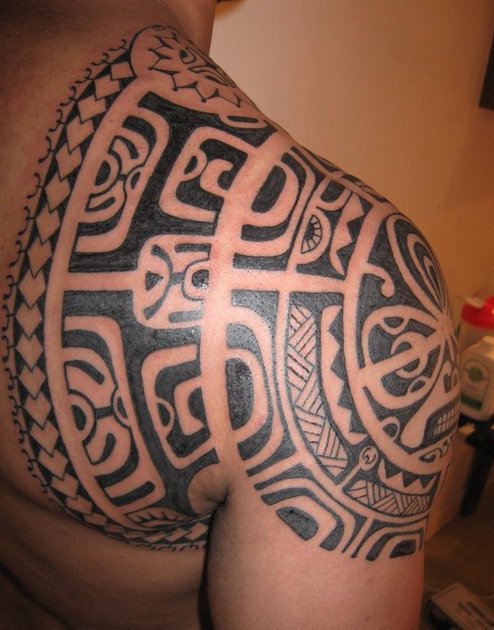 tatouage omoplate polynésien