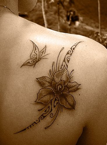 tatouage omoplate pour femme