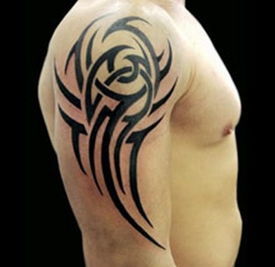 tatouage omoplate pour homme