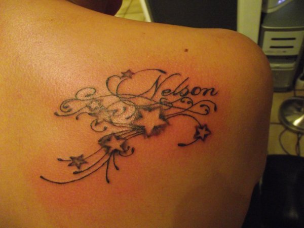 tatouage omoplate prenom