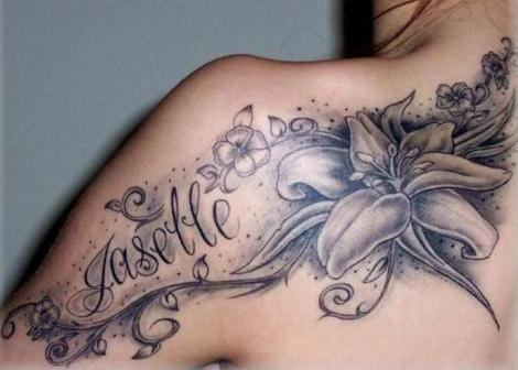 tatouage omoplate prenom