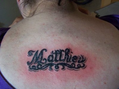 tatouage omoplate prenom