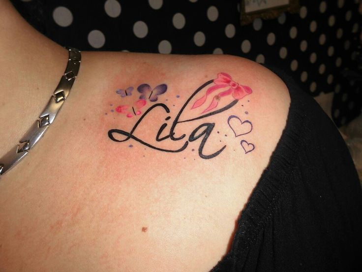 tatouage omoplate prenom