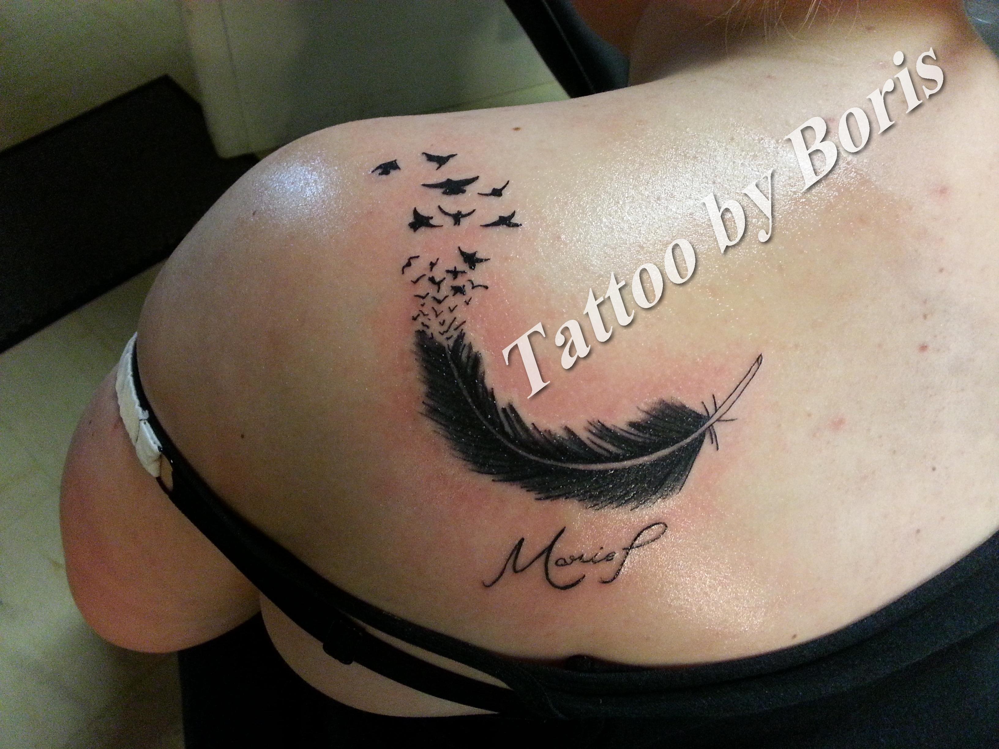 tatouage omoplate prenom