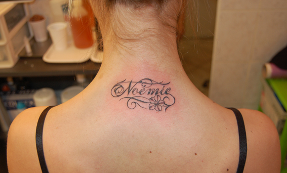 tatouage omoplate prenom