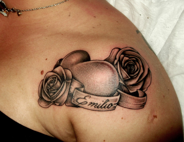 tatouage omoplate prenom