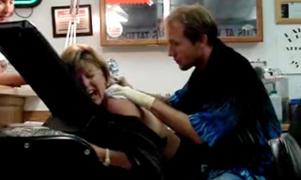 tatouage omoplate video