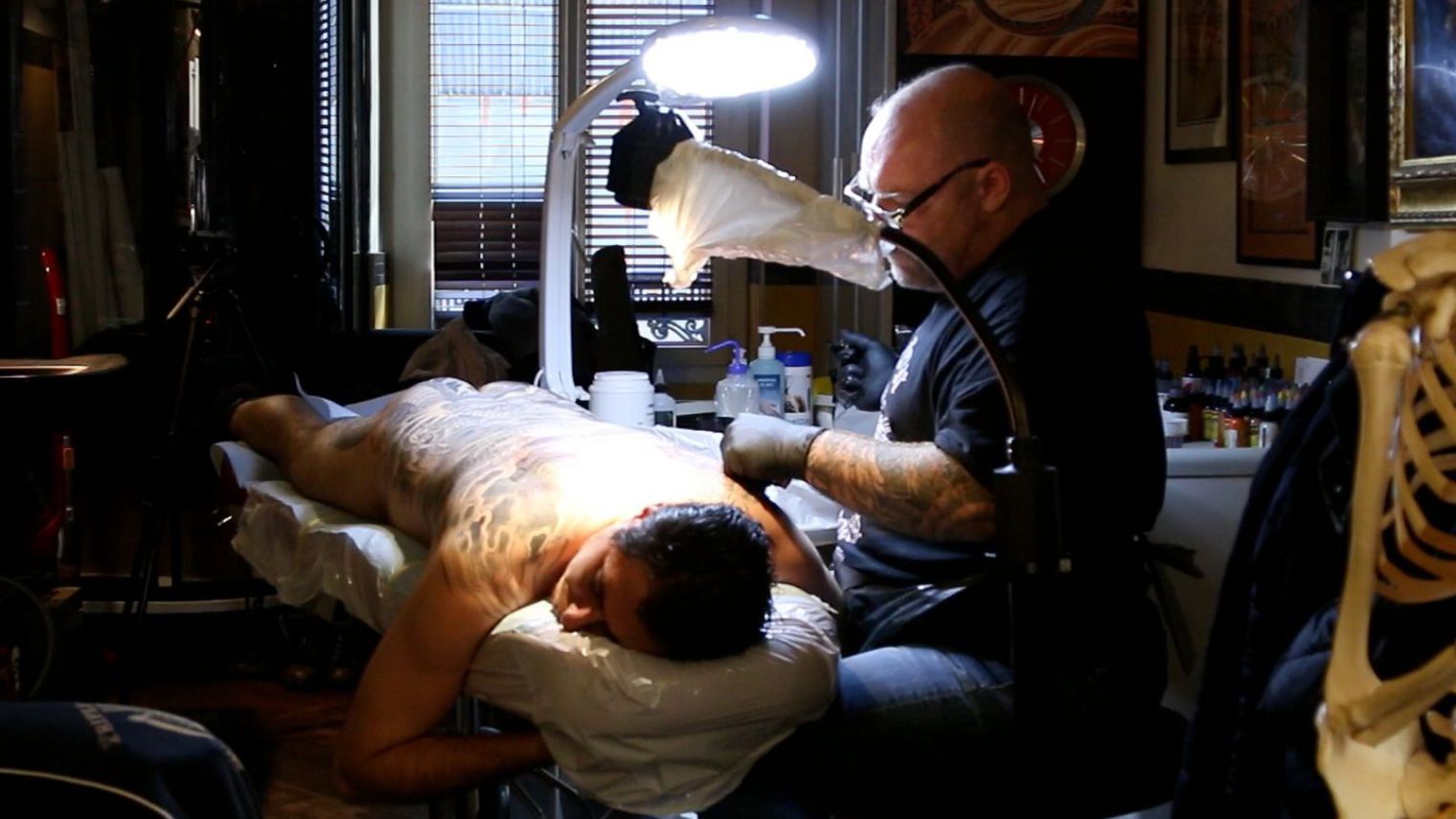 tatouage omoplate video