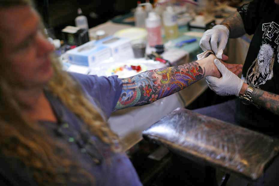 tatouage omoplate video