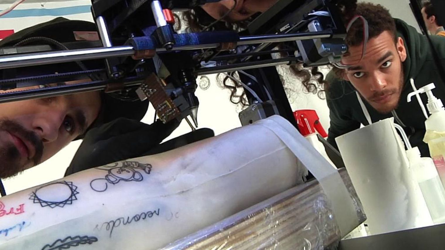 tatouage omoplate video