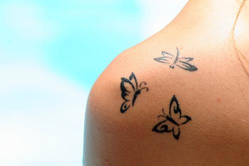 tatouage papillon discret omoplate